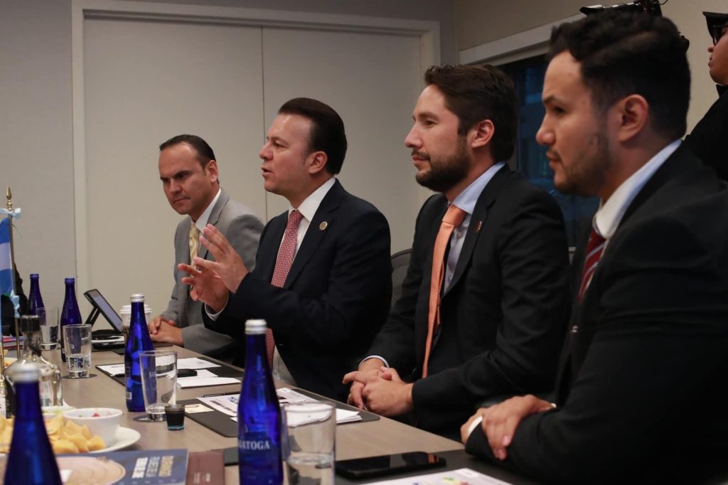 Sin perder tiempo en su gira por EEUU, Esteban expande relación política y continúa con la atracción de inversiones para Durango 2