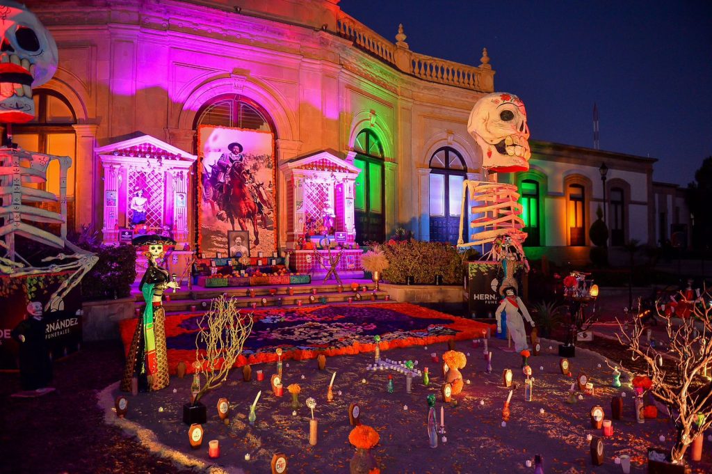 Con monumental altar de muertos, cultura y tradición, Gobierno de Esteban y Funerales Hernández recordaron a las “Ánimas Villistas”1