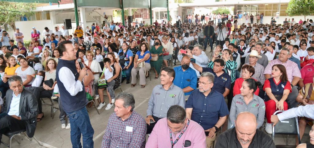 Ningún estudiante truncará sus sueños por falta de recurso; Esteban entrega uniformes escolares en Lerdo5