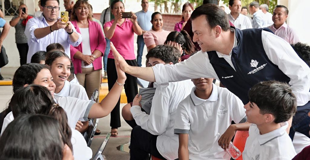 Nuestros hijos se ven más felices con uniformes que les entregó Esteban