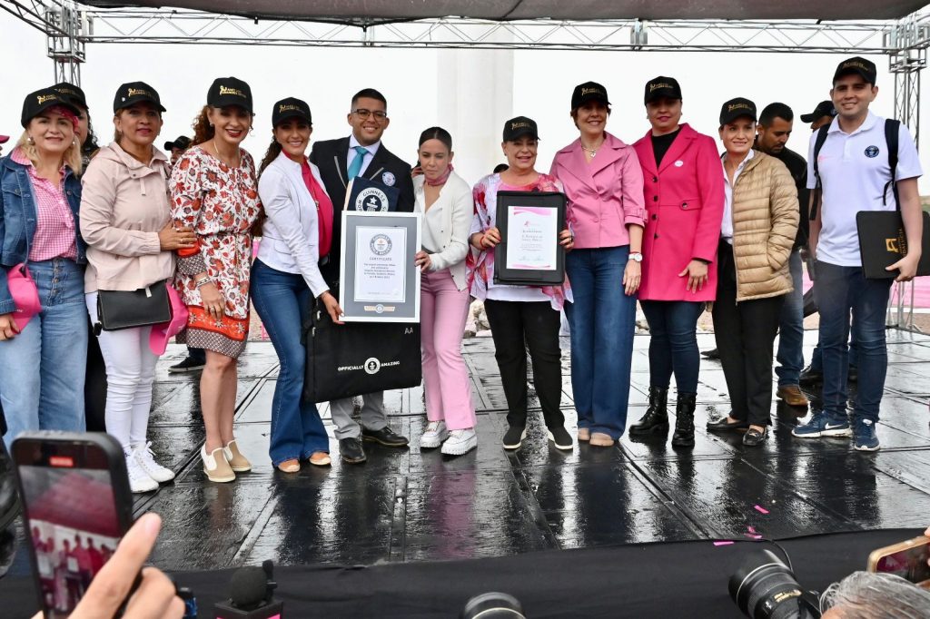 Se unen Durango y Coahuila con Moño Rosa más grande del mundo; rompe récord Guinness