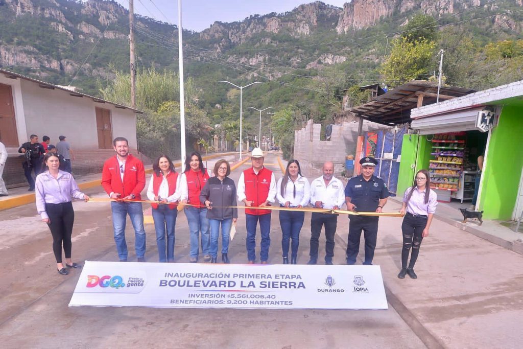 “A medias nada” les asegura Esteban a habitantes de Topia al llevarles diversas obras (1)