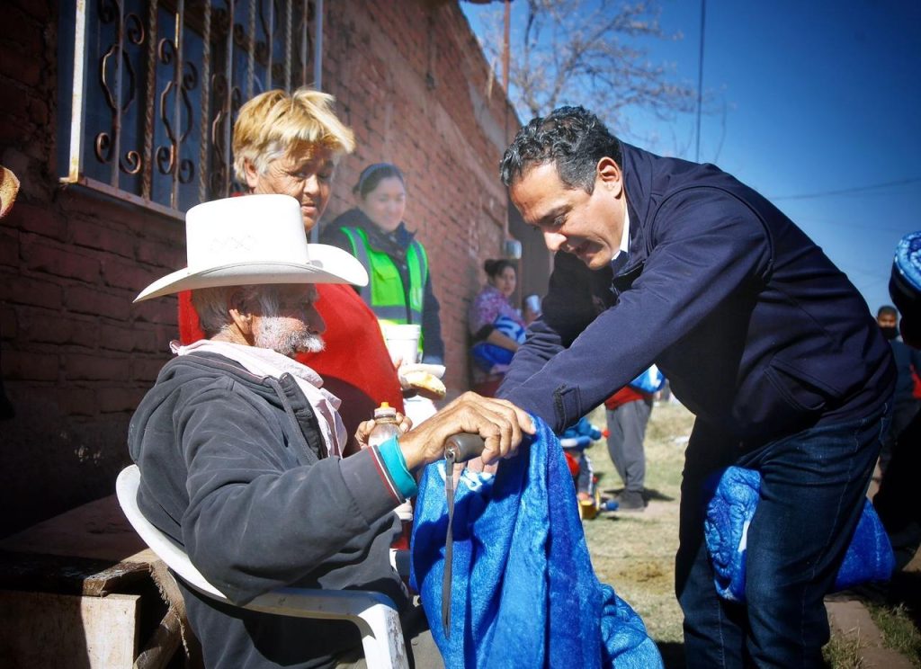 Contra el frío, protegeremos a la gran familia duranguense Toño Ochoa (1)
