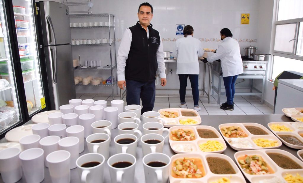 Honra Toño Ochoa su palabra con el décimo comedor comunitario