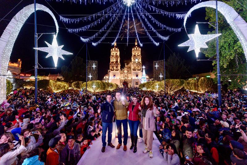 Encienden Marisol, Esteban y Toño la magia navideña en la ciudad