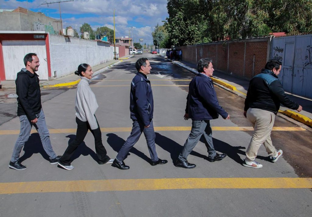 Entrega Toño Ochoa, al estilo de los Beatles, otra calle pavimentada 1