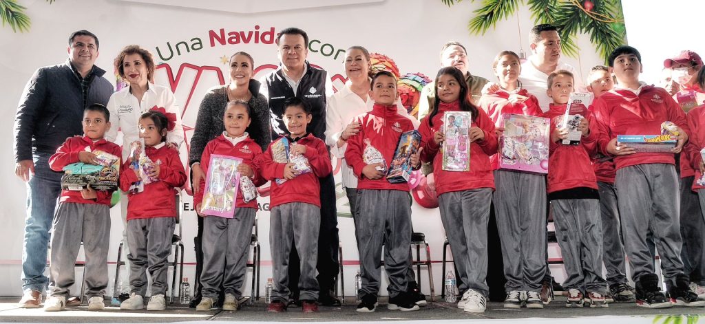 Llegan Marisol y Esteban a Laguna para arrancar operativo de entrega de bolos y juguetes a niños 2