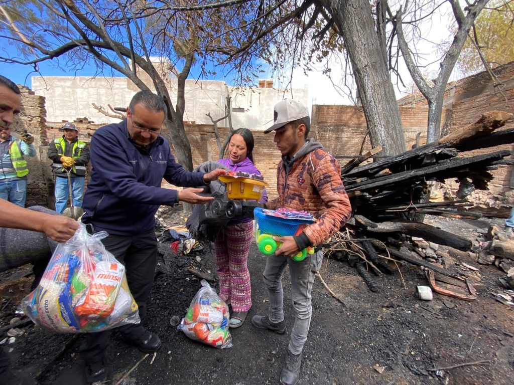 Apoya gobierno de Esteban a familia afectada por incendio en su vivienda3