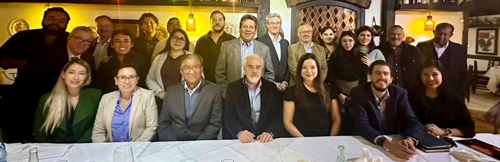 El Dr. José Escalante, nuevo presidente de la UMFFAAC (al centro), junto a Irza Irving, Directora Ejecutiva (a su izquierda), en la primera Junta de Consejo de la UMFFAAC de 2024.