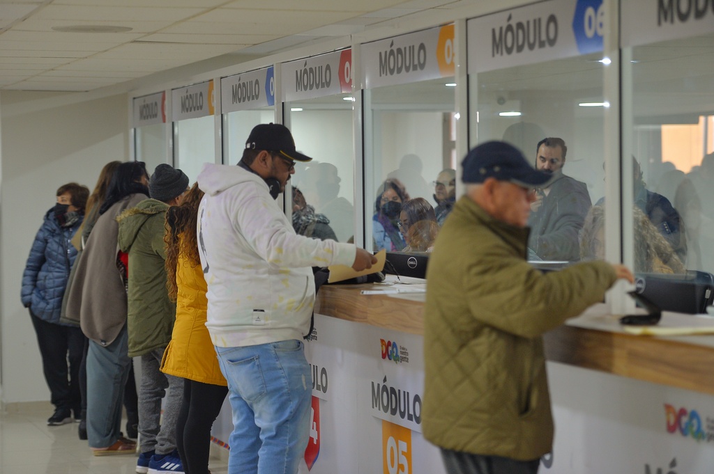 Inician duranguenses con pago de refrendo (4)