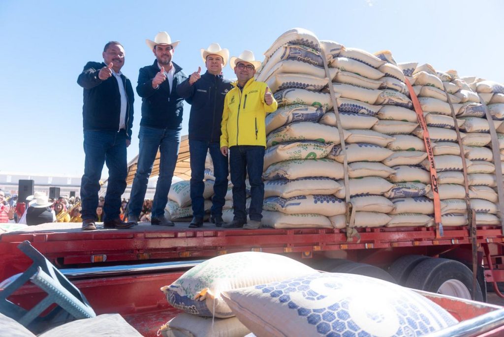 Guadalupe Victoria está destinado a crecer; lleva Esteban semilla de avena y bordos de abrevadero a productores para enfrentar la sequía