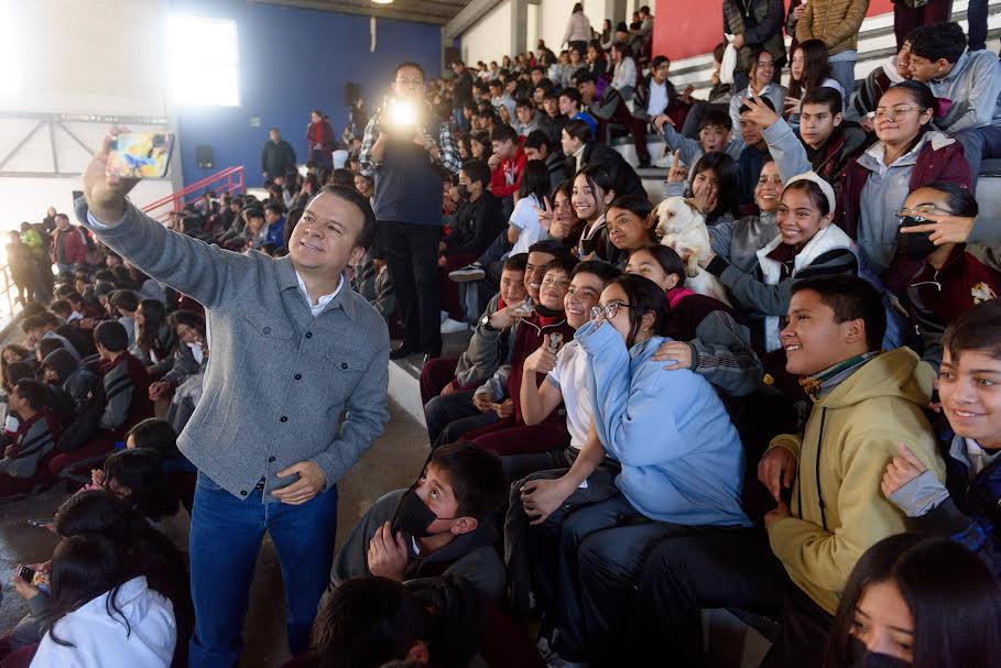 Padres de familia y comunidad escolar se suman al compromiso de Marisol y Esteban con la niñez y la juventud (1)
