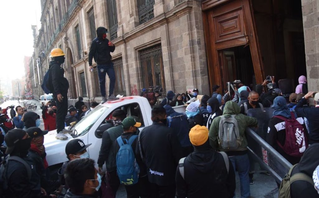 Irrumpem normalistas en palacio 2