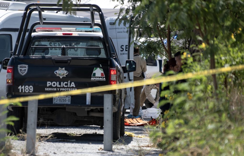 Dejan 7 cuerpos y 5 bultos con restos humanos en calles de Monterrey, norte de México