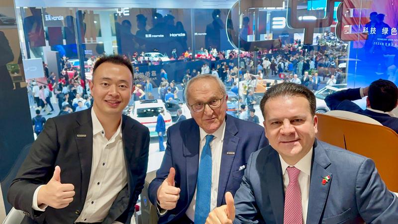 Coinciden Esteban Villegas y Manolo Jiménez, en Auto Show 2024 de Beijing, China1