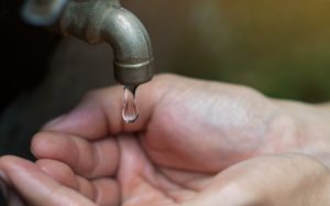 Las demandas y denuncias sobre la escasez de agua en diversas regiones urbanas y rurales del país se multiplican