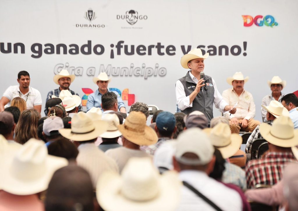 En equipo Esteban y Toño hacen frente a la sequía; supervisan dispersión de alimento para que ganado crezca fuerte y sano5