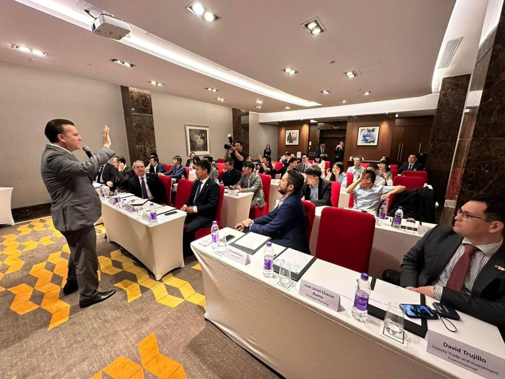 Gobernador Esteban presentó atractivos de Durango ante 25 empresas chinas de la industria automotriz; busca que también proveedores SEV se instalen en la entidad5