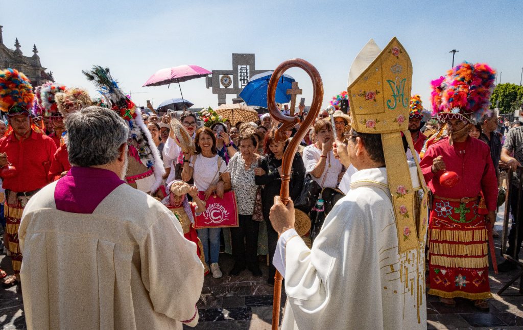 CIENTOS DE DURANGUESES ASISTEN A LA TRADICIONAL PEREGRINACIÓN A LA BASÍLICA DE GUADALUPE (1)