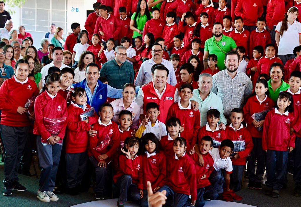 ¡Volvieron los uniformes escolares!; reconocen padres de familia compromiso de Esteban Villegas con niñez duranguense2