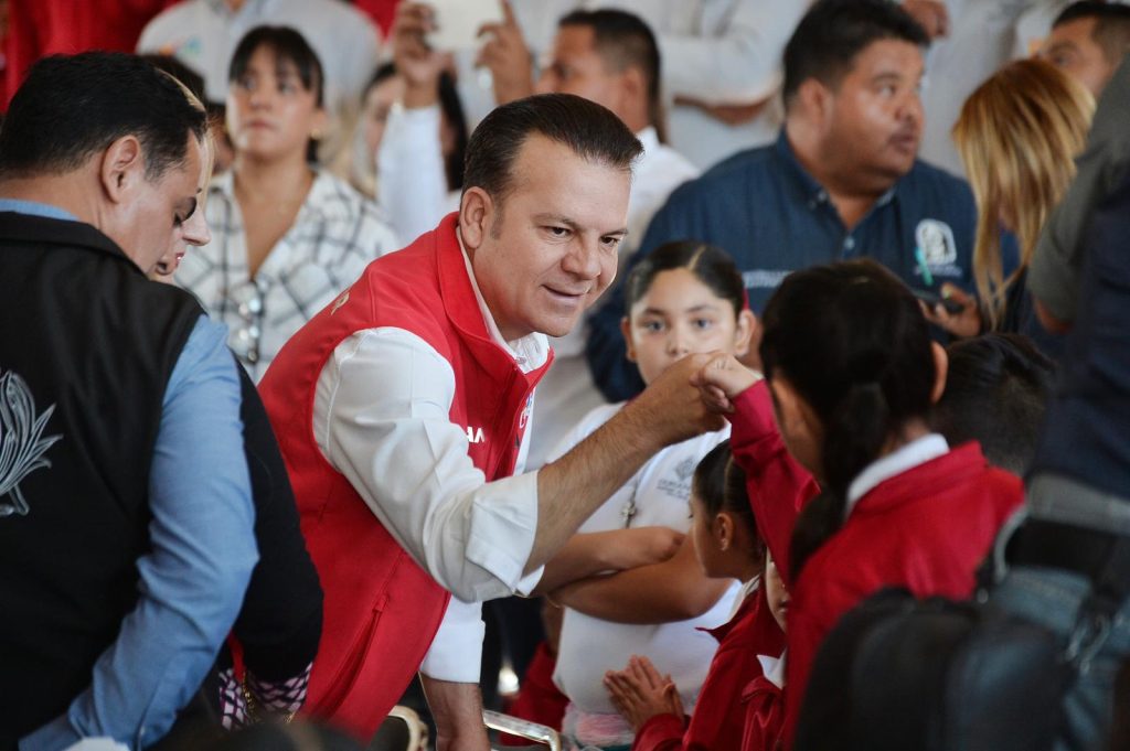Con uniformes y útiles escolares entregados por el Gobierno Estatal, niños de Durango tendrán igualdad Padres de familia 3