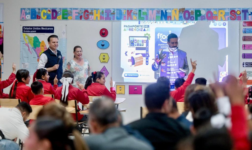 1-Educacion lagunera da un paso adelante con aulas digitales entregadas por Gobernador Esteban maestros y padres de familia1