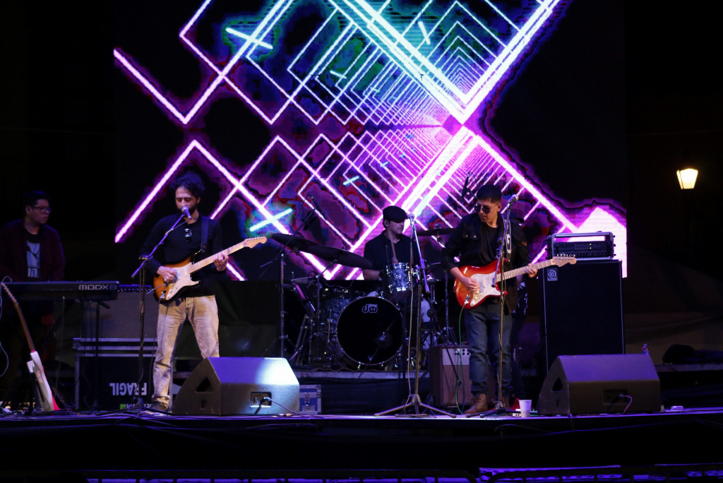 12-GUITAR E 4
