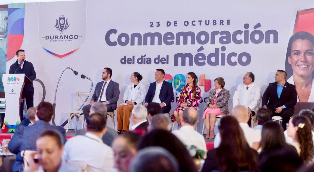 2-”Continuaré en la búsqueda de proyectos por la salud de duranguenses” afirma Esteban al reconocer a los médicos (4)
