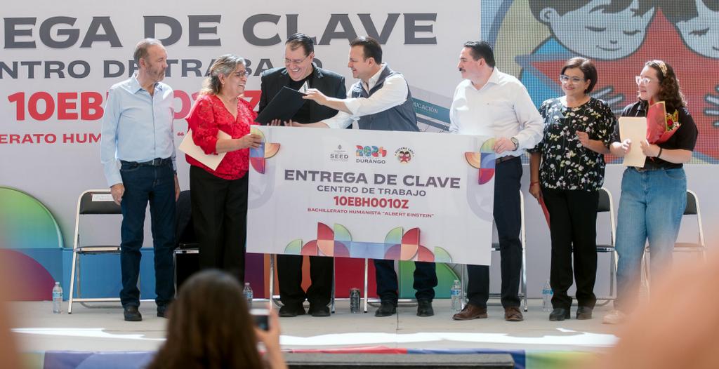 2-Reconocen familias CADI y Gonzalo Yáñez, visión del Gobernador Esteban por entrega de Clave al Bachillerato Humanista “Albert Einstein” (2)