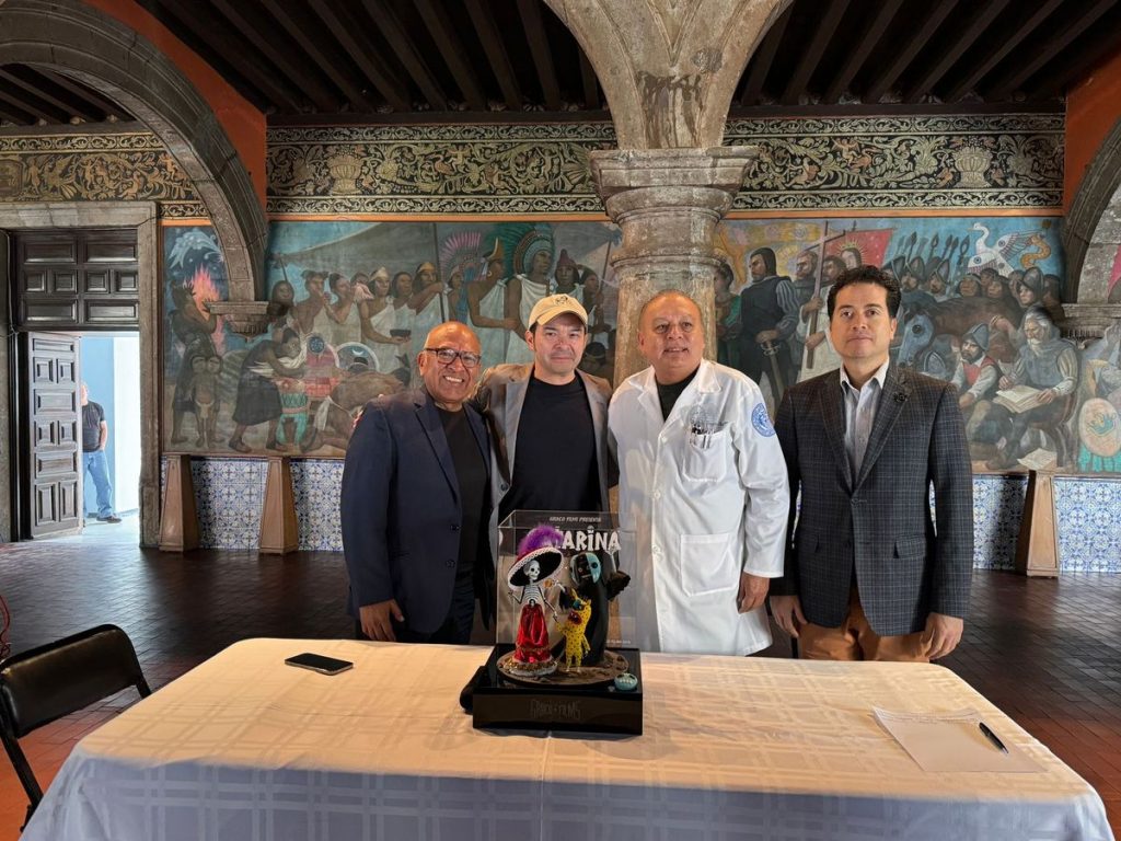 4-La presentación se realizó en el Hospital de Jesús, donde el Presidente del Patronato, Dr. Octaviano Rosalez Serafín y el contador Adrián Rivera, dieron la bienvenida a la producción de la pe