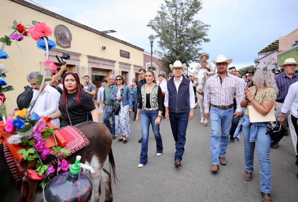 Invitan Marisol y Esteban a participar en la primera “Callejoneada Rosa”2