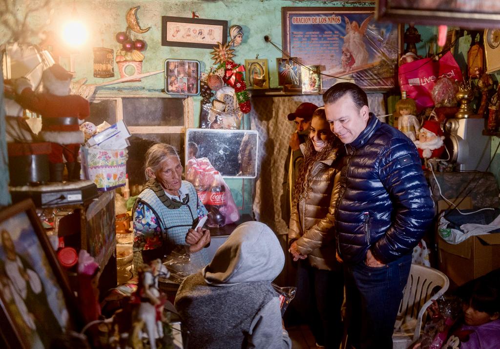 1-Esteban y Marisol llevan la magia de la Navidad a las familias que más lo necesitan con cenas y regalos en Nochebuena 1