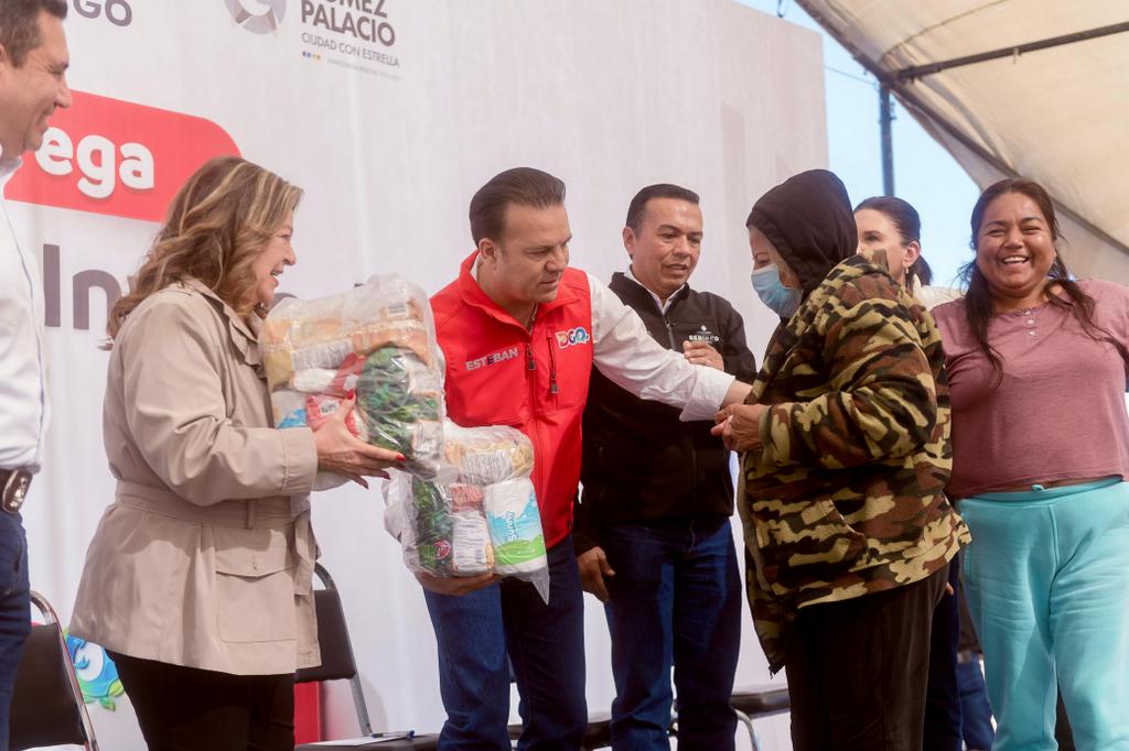 5-En vísperas de Navidad lleva Esteban apoyos invernales a la Laguna; augura un 2025 con más obras (2)