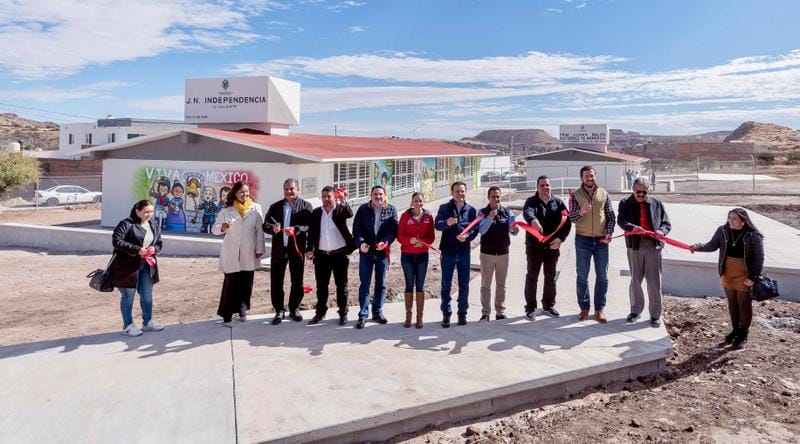 1-Antes era un lote baldío, hoy alumnos estrenan escuelas en ese lugar gracias a Esteban y Toño (6)