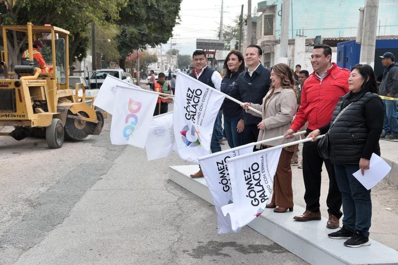 12-Promesa cumplida; arrancan Esteban y Lety pavimentación de calle San Ignacio en Gómez Palacio4