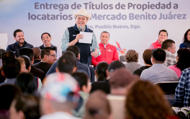 04-Esteban entrega títulos de propiedad y brinda certeza jurídica a comerciantes de Pueblo Nuevo tras más de 70 años de lucha (4)