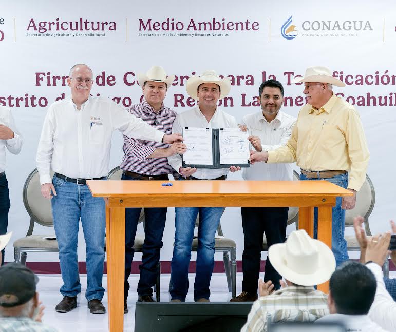 Con el respaldo de la Presidenta Claudia Sheinbaum, Esteban Villegas y Manolo Jiménez firman Convenio de Tecnificación del Distrito de Riego 017, un paso clave para optimizar el uso del agua (4)