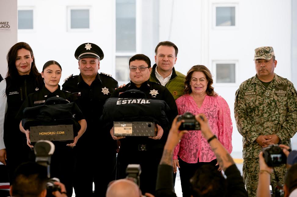 Esteban y Lety refuerzan la seguridad en Gómez Palacio con entrega de uniformes y equipo de radiocomunicación (2)