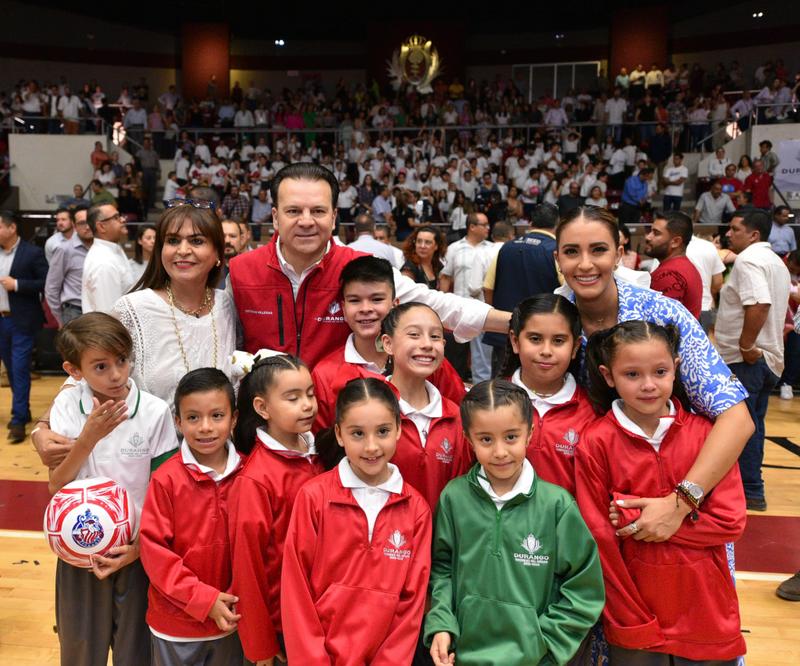 1-Uniformes y útiles gratuitos padres de familia reconocen al gobernador por cumplir su palabra (1)