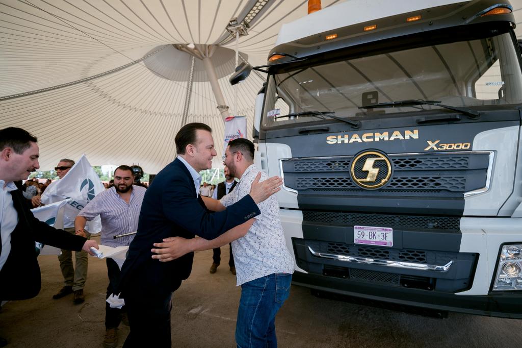 04-Esteban Villegas impulsa modelo único en México jóvenes de Durango se gradúan con camión propio y hasta 150 mil pesos mensuales (4)