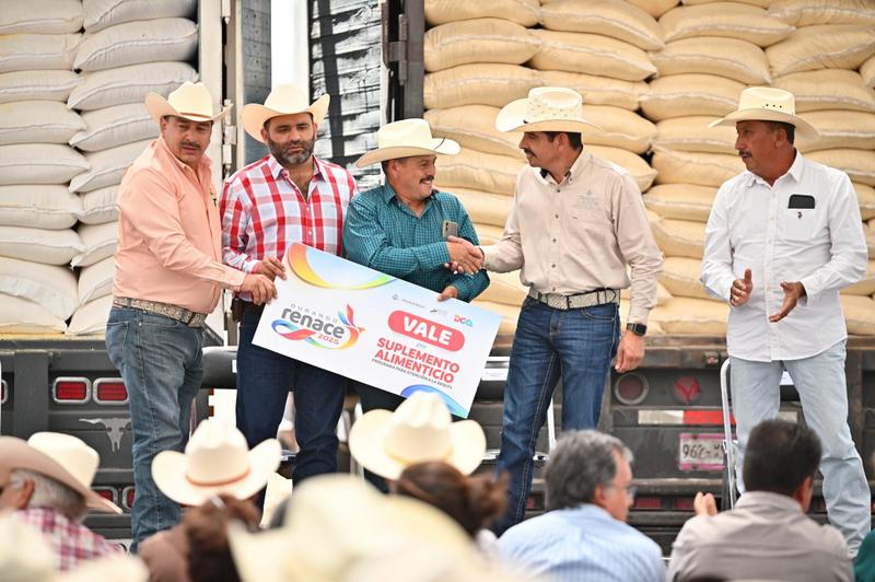 06-Esteban respalda a productores de San Juan del Río con 250 toneladas de alimento para ganado, (1)