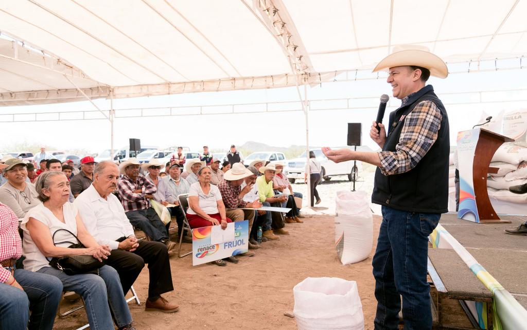 07-Esteban entrega 40 toneladas de semilla de avena y 20 toneladas de frijol en Cuencamé para sembrar más de mil hectáreas (6)