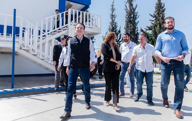 07-Reconocen maestras y alumnos de la Región Laguna el apoyo de Esteban a la educación con obras que mejoran su formación (5)