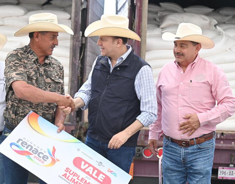 08-Con la entrega de 200 toneladas de maíz molido como alimento para ganado, Esteban Villegas fortalece al campo de la Sierra duranguense (4)