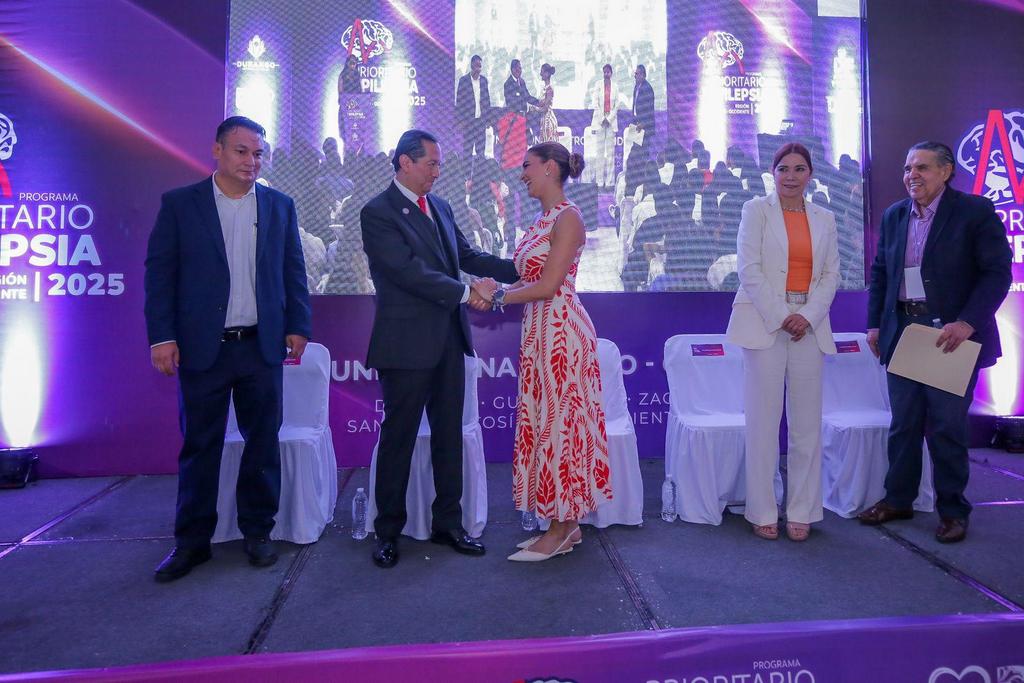 10-Especialistas reconocen a Durango como referente nacional en salud gracias al impulso de Esteban y Marisol2