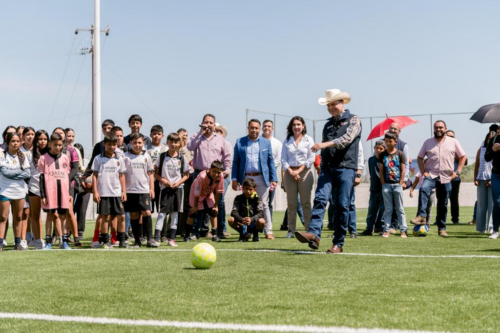 3-Esteban Villegas entrega nueva cancha de Futbol 7 en Cuencamé para impulsar el deporte y la convivencia (3)
