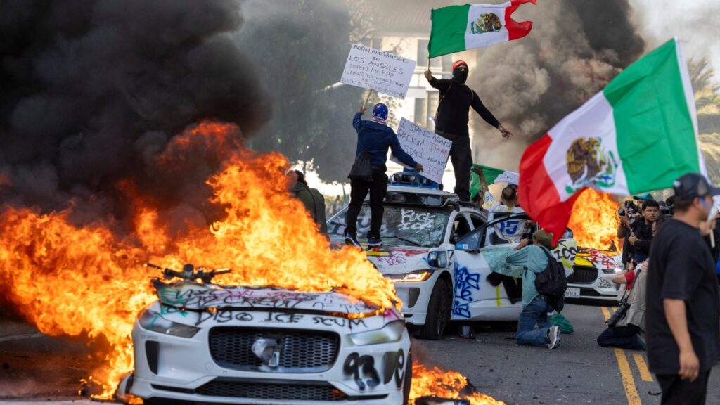 critica-elon-musk-protestas-en-los-angeles-e-incendio-de-coches-autonomos-224518