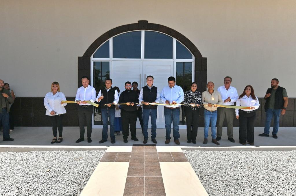 6-Esteban y Homero rehabilitan iglesia en Lerdo y