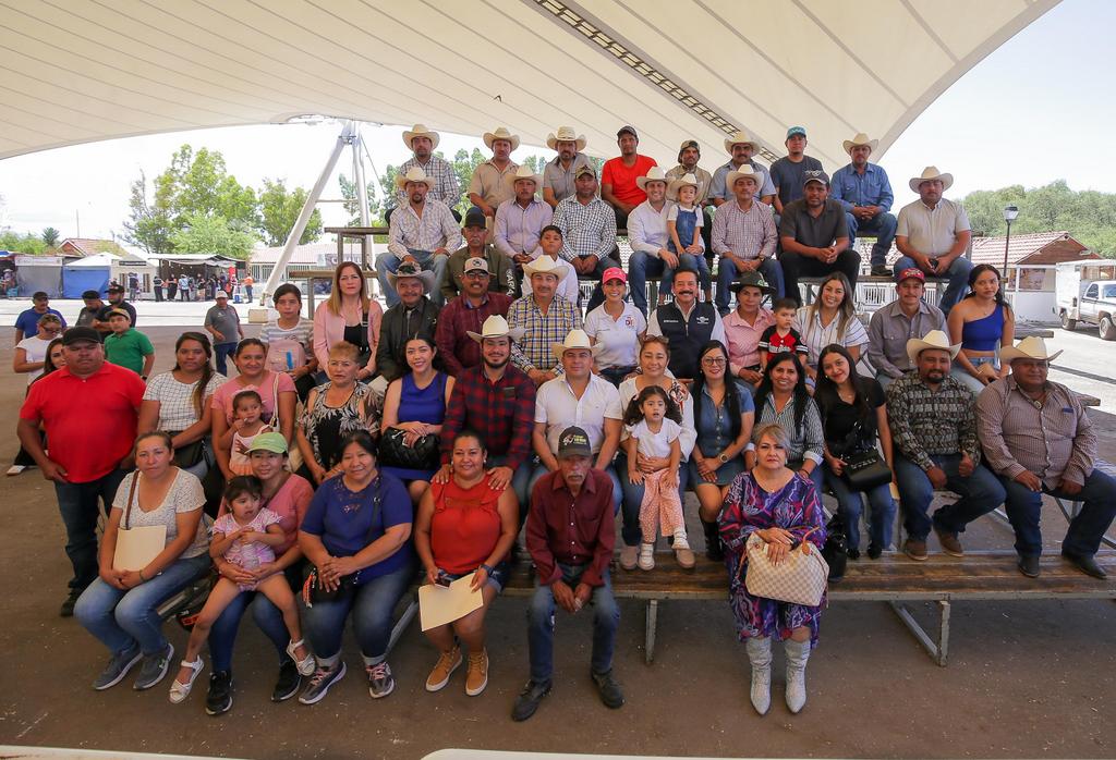 Comunidades rurales de Durango se unen a Marisol Rosso con donativos para la Subasta Tradicional Ganadera del DIF Estatal (2)