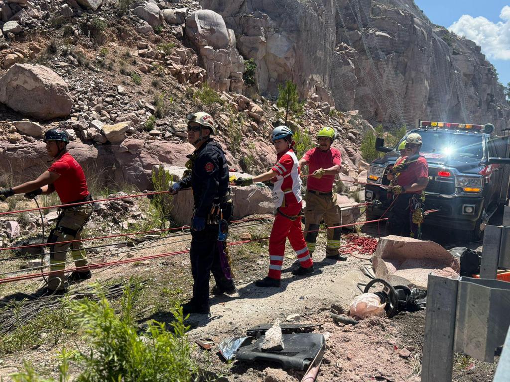 Rescatan a conductor tras volcadura en la autopista Durango-Mazatlán (3)